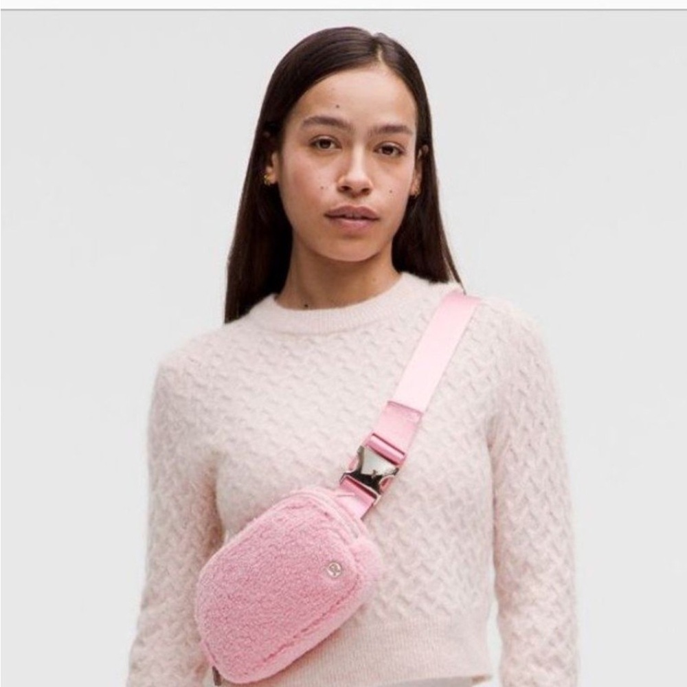 Lululemon everywhere belt bag